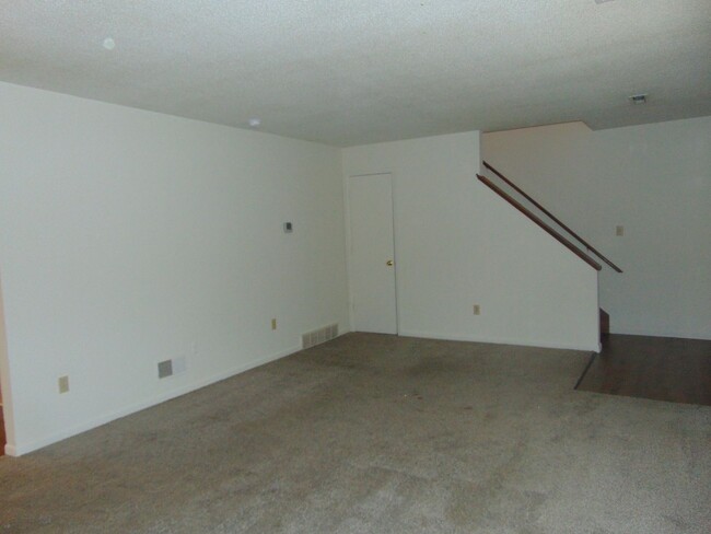 Building Photo - Nice 3 Bedroom 2.5 Bathroom Townhome!
