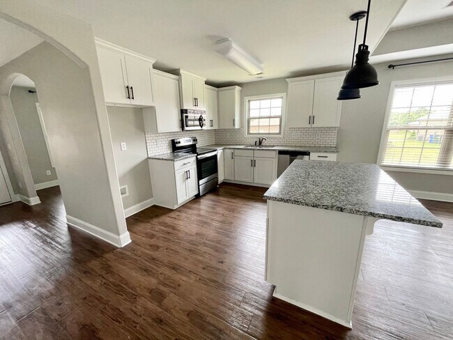 Building Photo - Nice Home Centrally Located in Athens!