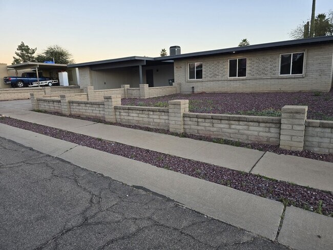 Building Photo - 9240 E Holmes St