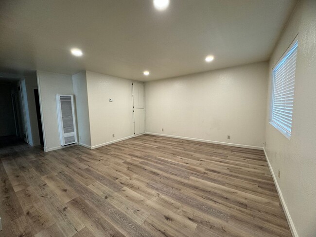 Interior Photo - 318 W 7th Street