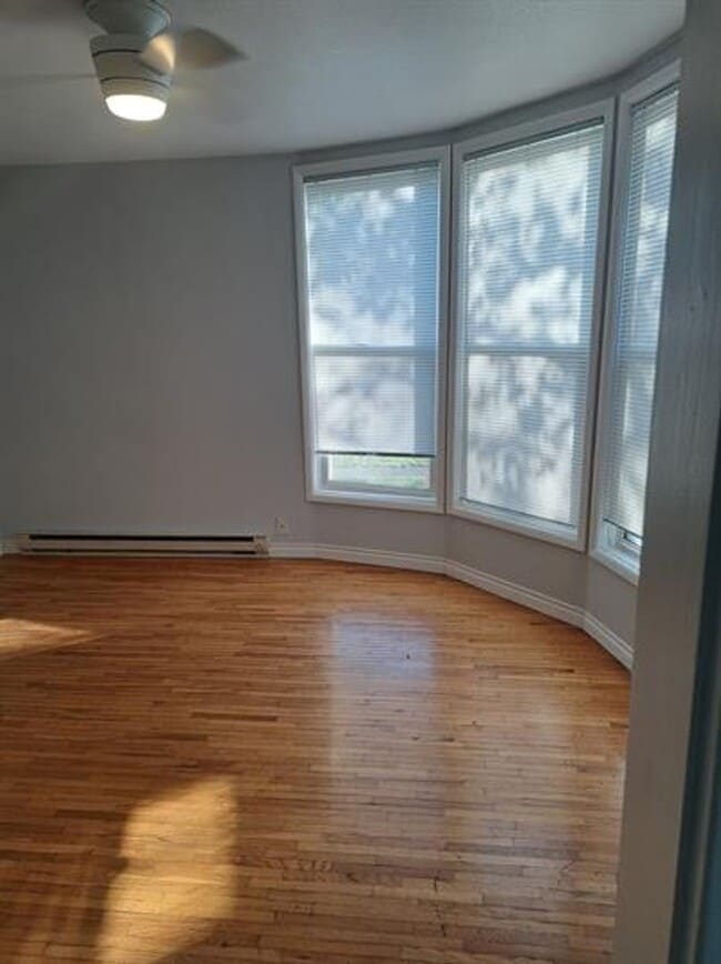 Building Photo - L986