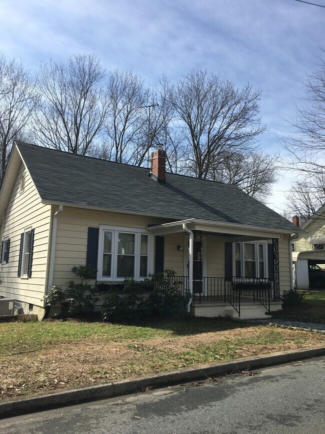 Building Photo - Cute downtown Greer Bungalow  2 Bedroom 1 ...