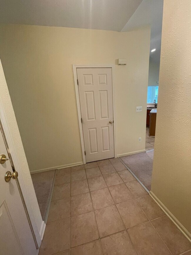 Building Photo - Three Bedroom Condo in Fox Pointe!