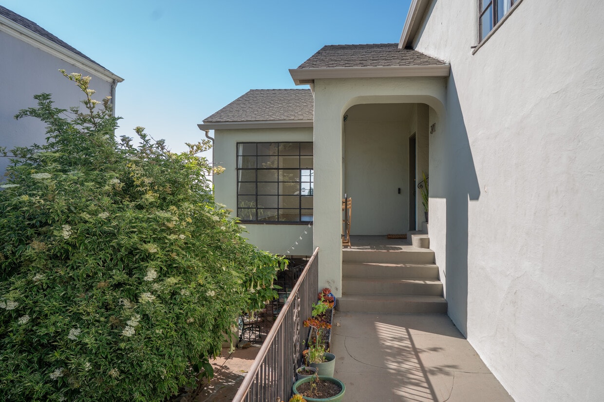Photo - 2403 7th Ave (Oakland, CA)