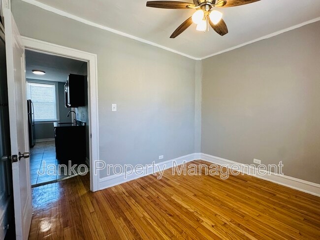 Building Photo - 644 N Mayfield Ave