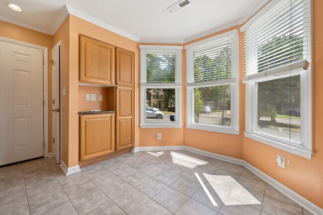Foto del edificio - Sunlit Downing Creek townhome with private deck, open layout, and easy access to Duke, UNC, and RTP.