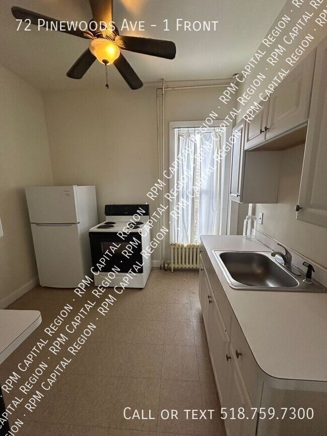 Foto del edificio - 72 Pinewoods Ave