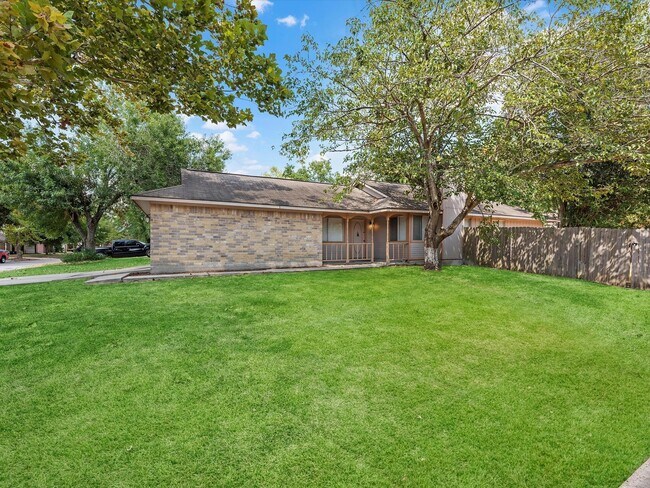 Foto del edificio - 23526 Tree House Ln