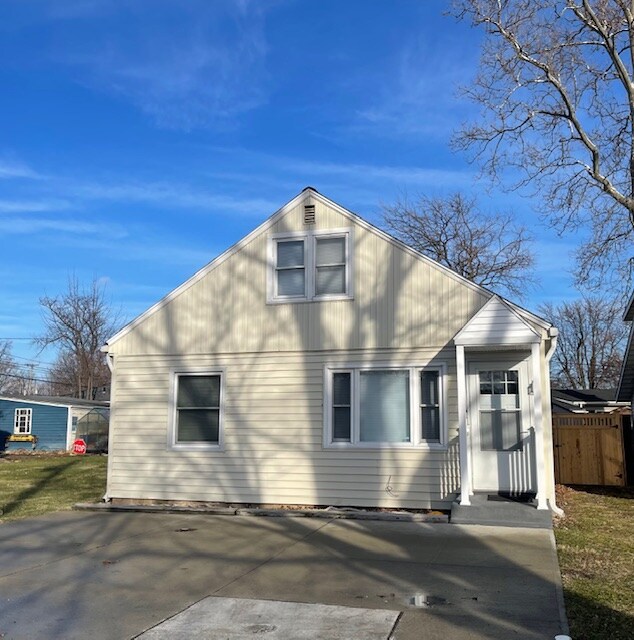 4826 Hiawatha Dr Vermilion, OH 44089 – photo 1 of 17