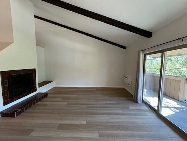 Building Photo - 2 story condo w/new laminate flooring!