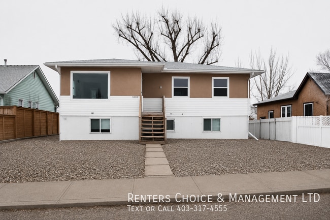 Building Photo - Pet Friendly Suite with Driveway Parking & Private Laundry