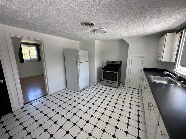 Foto del edificio - 14 Thill St