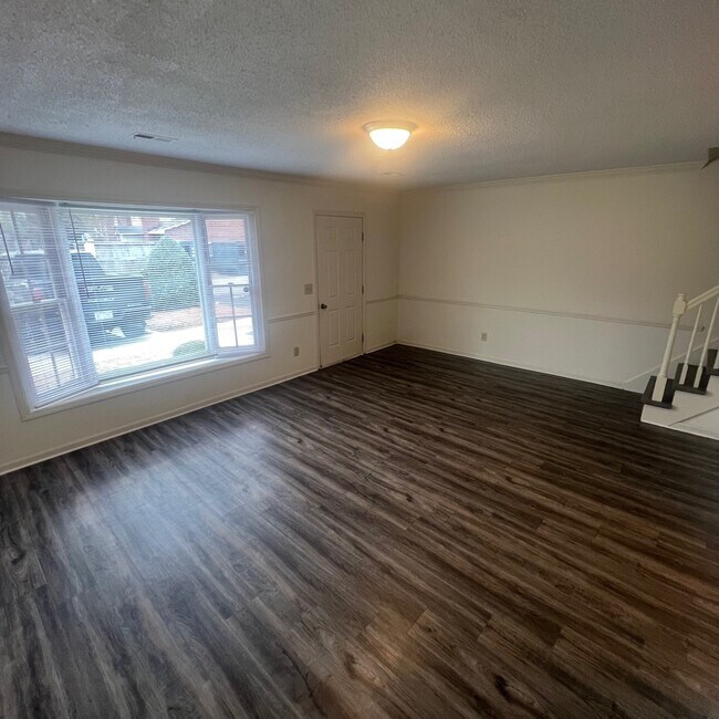 Building Photo - 2700 Thackery Rd