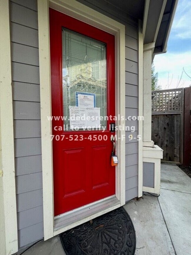 Building Photo - Lovely 2-level home in Northwest Santa Rosa!