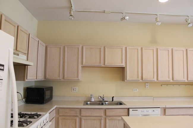 Building Photo - 637 Creekside Cir