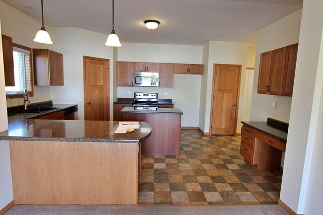 Building Photo - 3 Bedroom Townhome