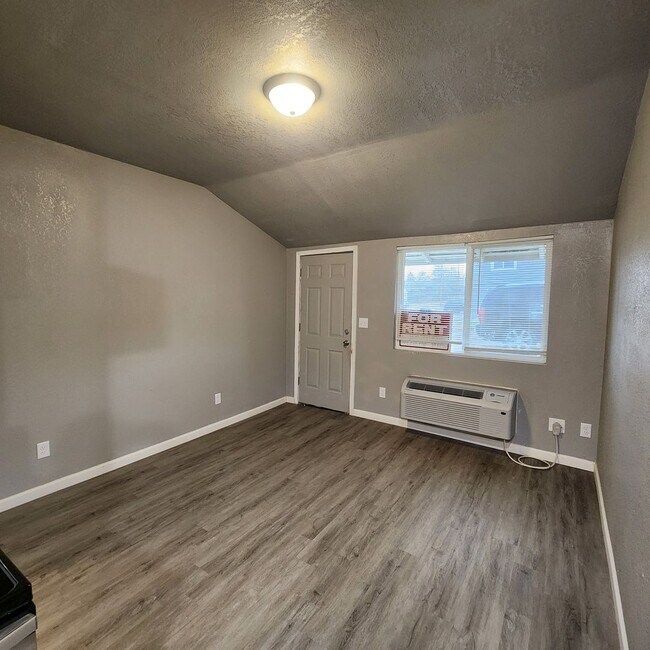 Building Photo - Centrally Located One Bedroom Duplex