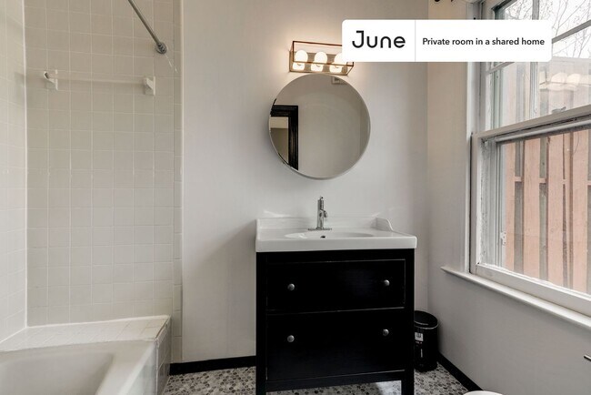 Foto del edificio - Room in Shared 7 bed/3.5 bath home