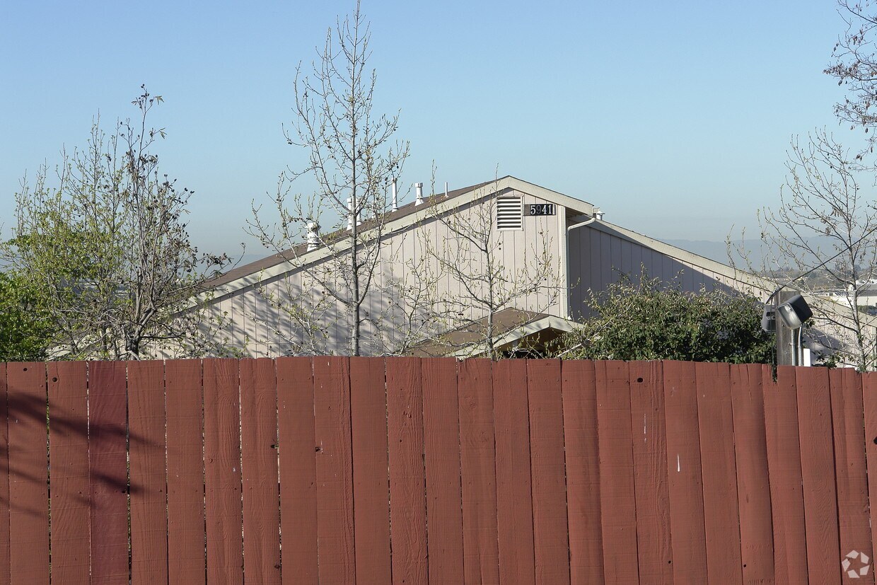Building Photo - 15941 Maubert Ave