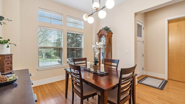 Foto del edificio - Modernly Elegant Townhome w/ 2 Primary Sui...