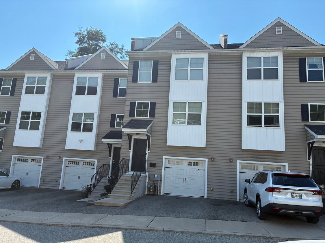 Primary Photo - 605 Apple St