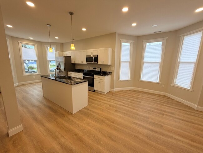 Building Photo - 3 E Overlea Ave