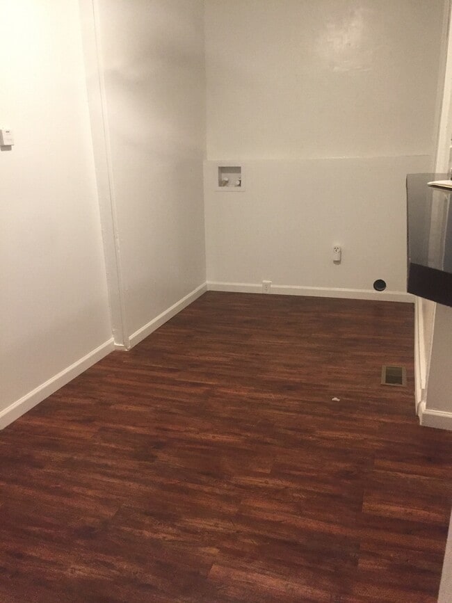 Building Photo - 1st Floor 1 Bedroom Apartment, Parking, Ya...