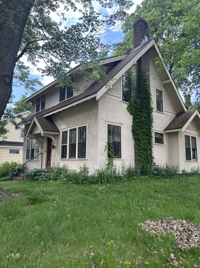 Building Photo - 4 Bedroom, 1.5 Bathroom Student Rental - A...