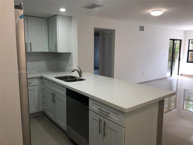 Building Photo - 8883 Fontainebleau Blvd