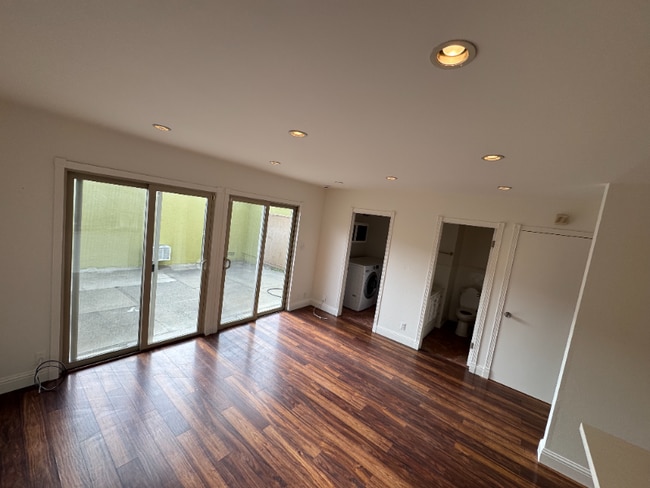 Building Photo - 3031 Flora Vista