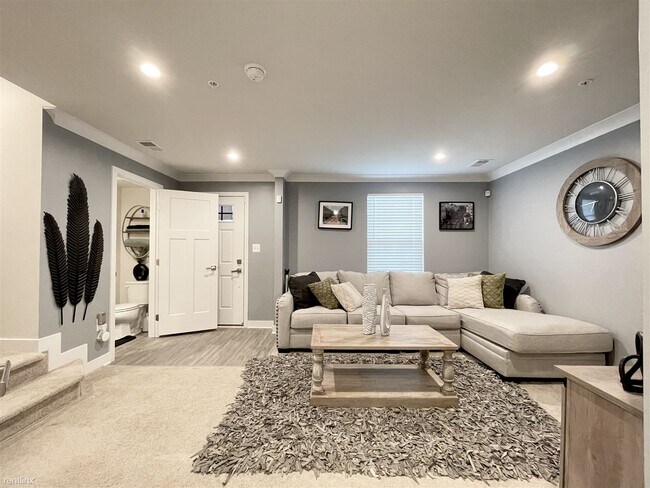 Building Photo - 3 br, 2.5 bath Townhome - 14503 Hunts Farm...