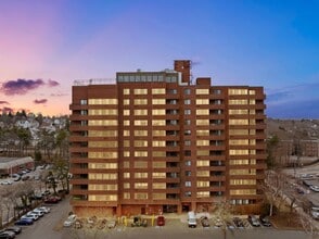 Building Photo - 77 Adams St