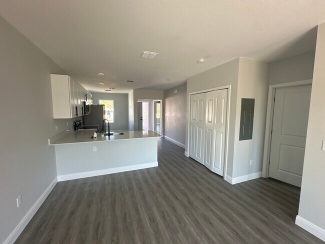 Foto del edificio - 6918-6920 Dickinson Dr