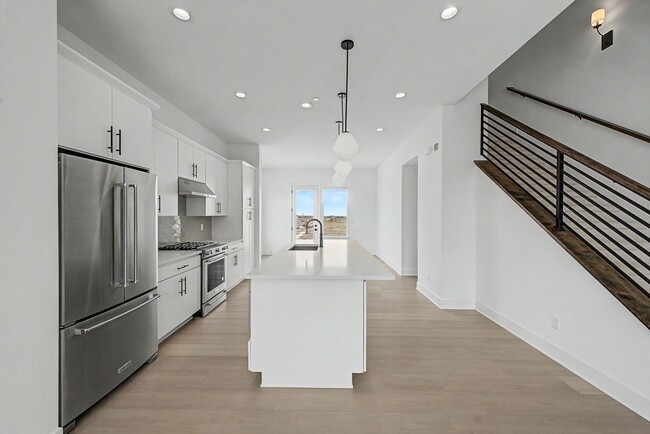 Building Photo - 707 Saddle Dr