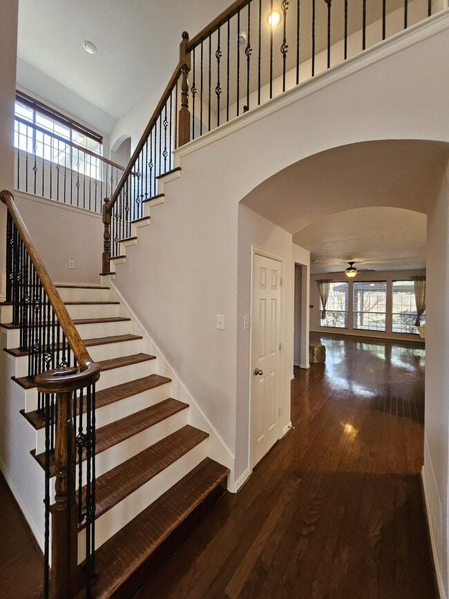 Building Photo - 1221 Capital Dr
