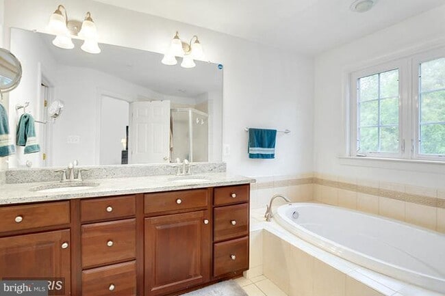 Foto del edificio - 1621 Whitehall Dr