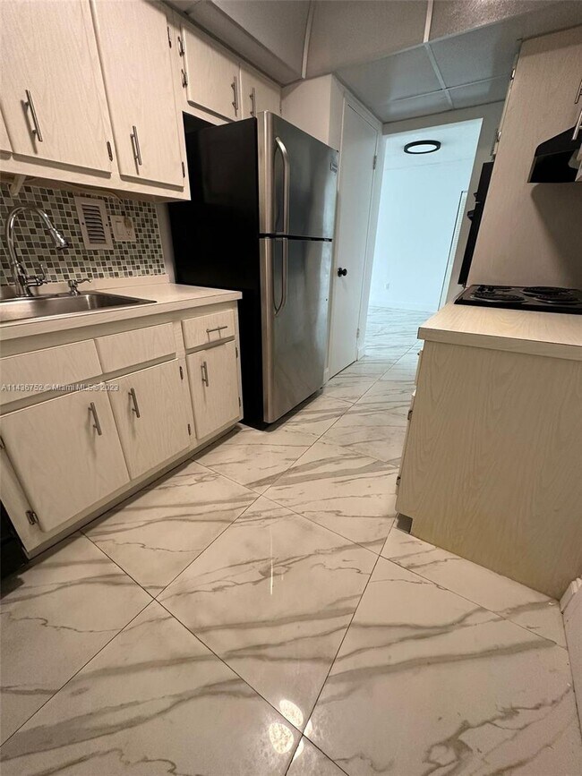 Foto del edificio - 1865 79th Street Causeway