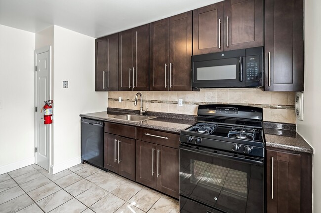 Foto del edificio - Clinton Manor Arms Apartments