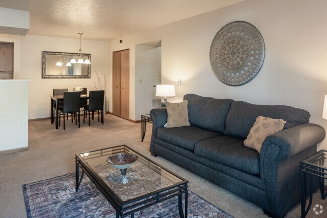 2 habitaciones, 1 baño - 911 pies cuadrados - Sala de estar - Covington Square