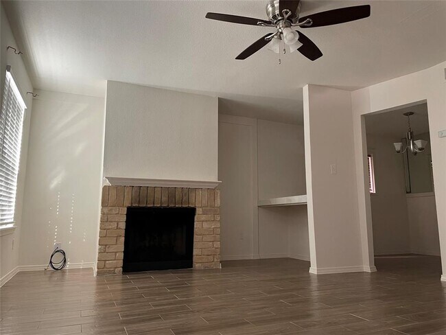 Building Photo - 744 Memorial Mews St