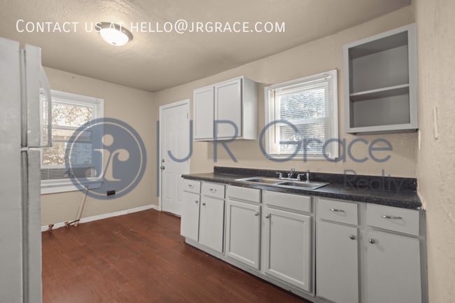 Building Photo - 408 Lottie St