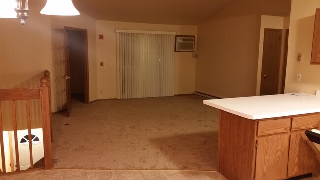 Sala de estar con techos altos tipo catedral - 9915 W Oklahoma Ave