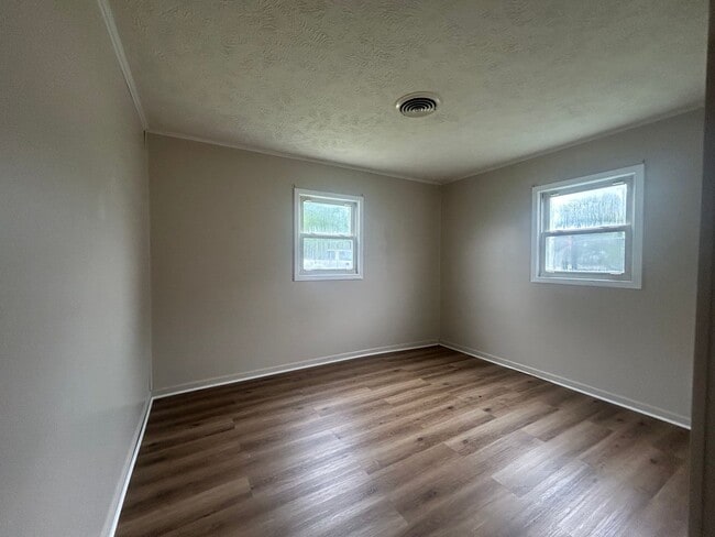 Building Photo - 2 Bedroom House-Available Now!