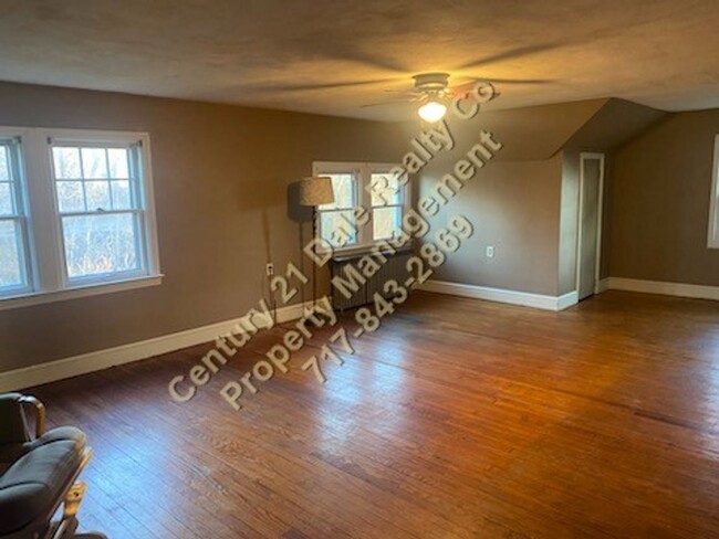 Building Photo - Beautiful 3 Bedroom 2000+ Sq Ft Home in Do...