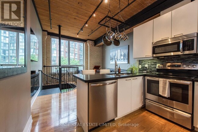 Building Photo - 781 King St W