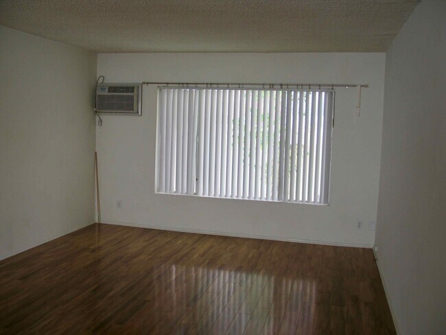 Sala de estar - 10649 Kinnard Ave