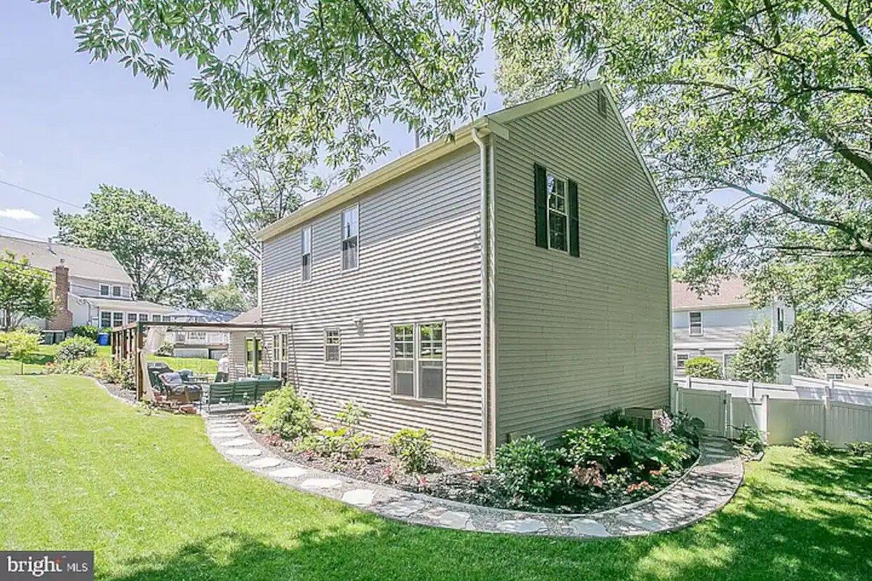 Foto del edificio - 295 Sugartown Rd