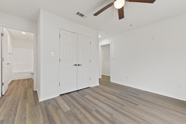 Building Photo - 957 Middle Ln