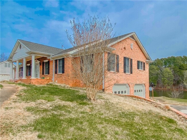 Building Photo - 255 Starritt Ln