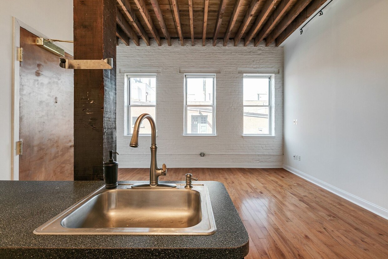 Primary Photo - Old City Bi-Level 2bd/2bth on Historic Qua...
